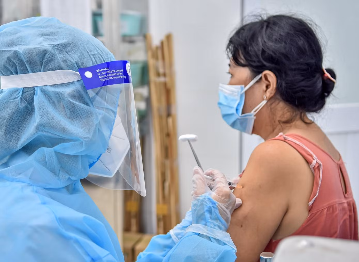Một số quận huyện đã hoàn thành xong mũi tiêm thứ nhất, chuẩn bị thực hiện tiêm mũi thứ hai cho cộng đồng.