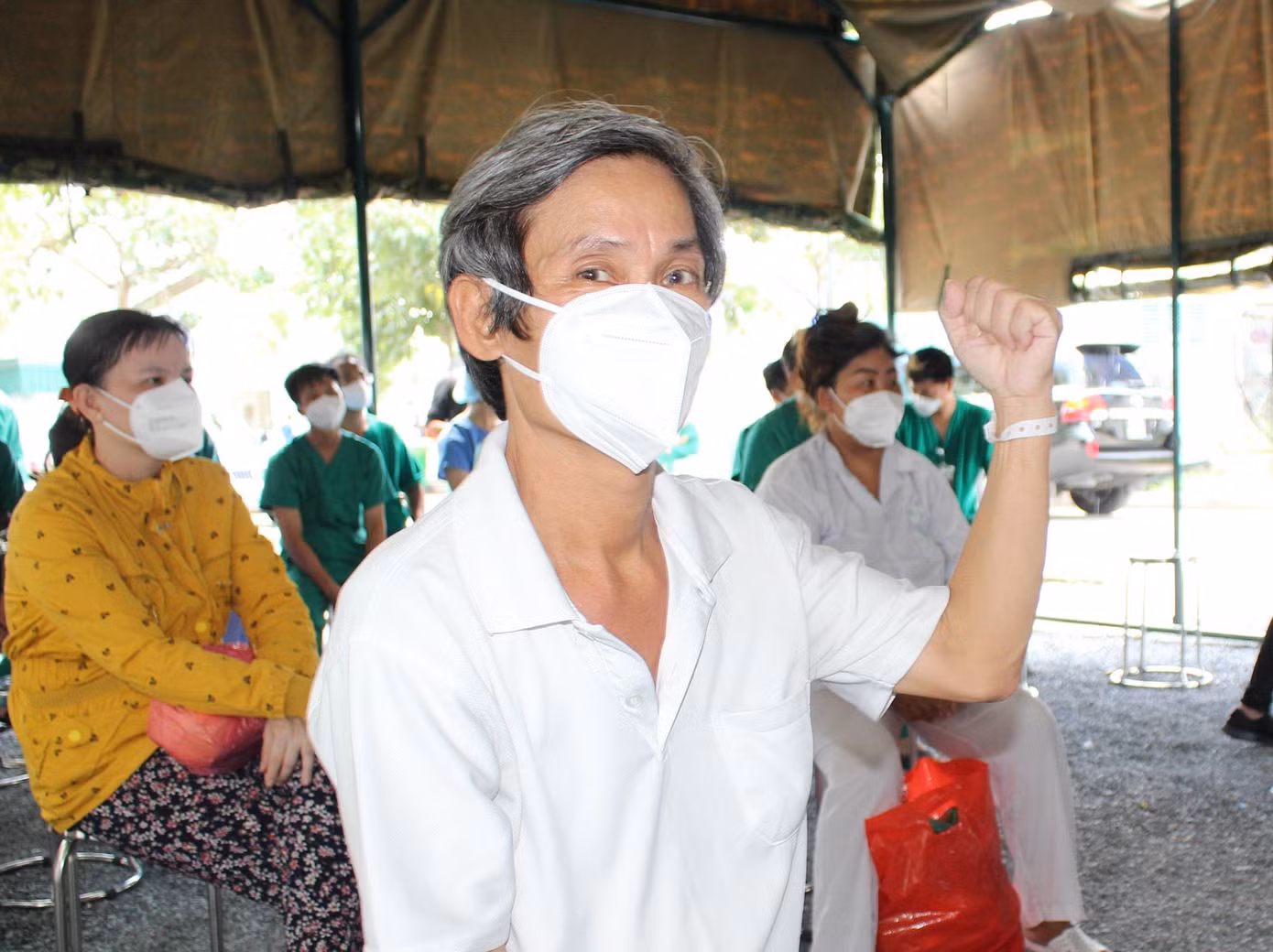 7 bệnh nhân nguy kịch vì COVID-19 sau quá trình điều trị đã được xuất viện trở về với gia đình. 7 bệnh nhân nguy kịch vì COVID-19 sau quá trình điều trị đã được xuất viện trở về với gia đình.