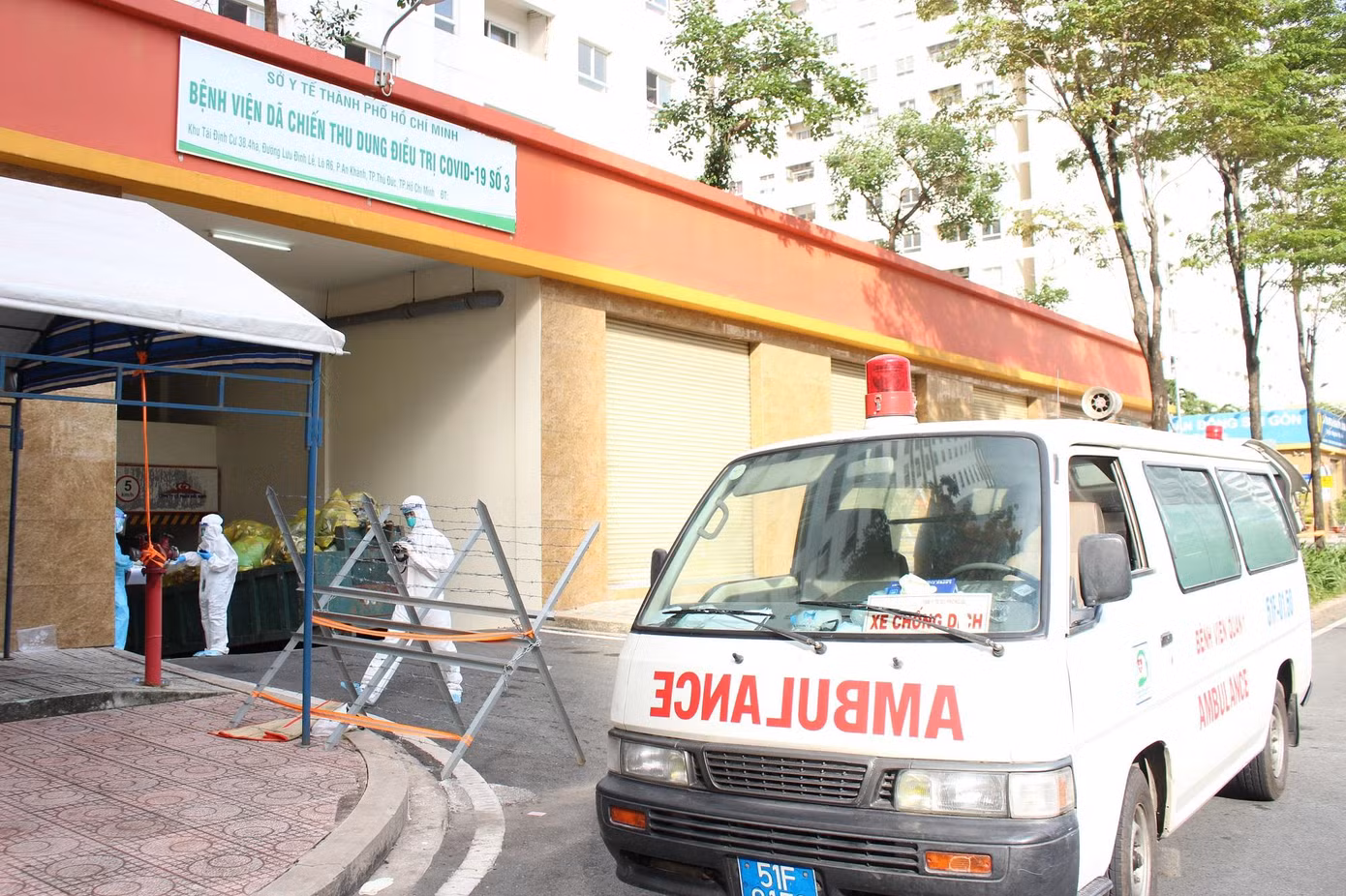 Gần 50% số bệnh nhân tại Bệnh viện Dã chiến thu dung điều trị COVID-19 số 3 muốn được xuất viện về cách ly tại nhà. Gần 50% số bệnh nhân tại Bệnh viện Dã chiến thu dung điều trị COVID-19 số 3 muốn được xuất viện về cách ly tại nhà.