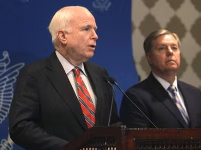 2 Thượng Nghị sĩ McCain (trái) và Lindsey Graham. 2 Thượng Nghị sĩ McCain (trái) và Lindsey Graham