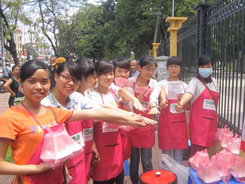 Những bạn trẻ đến từ rất nhiều trường ĐH,CĐ tình nguyện bán cơm giá rẻ