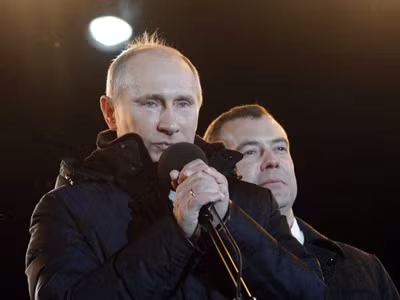 Ông Vladirmir Putin chảy nước mắt khi tuyên bố mình thắng cuộc trong bầu cử tổng thống Nga hôm 4-3 (người đứng cạnh là ông Dmitry Medvedev). Ảnh: AP
