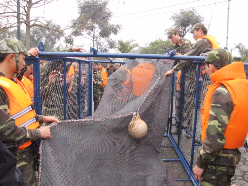 Luồn túi lưới vào lồng và buộc chặt.