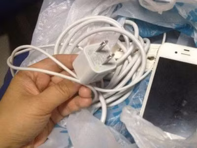Chiếc iPhone 4 và thiết bị sạc thu được tại hiện trường vụ tai nạn