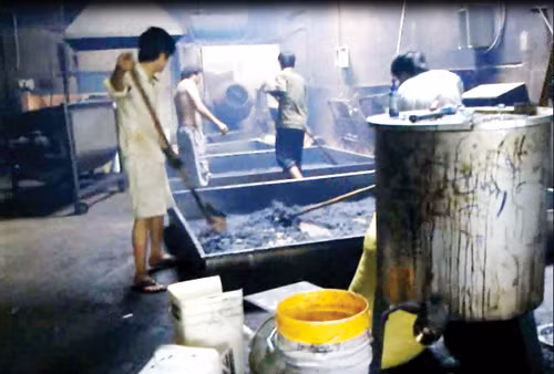 Quy trình sản xuất mất vệ sinh. Ảnh: Đàm Huy