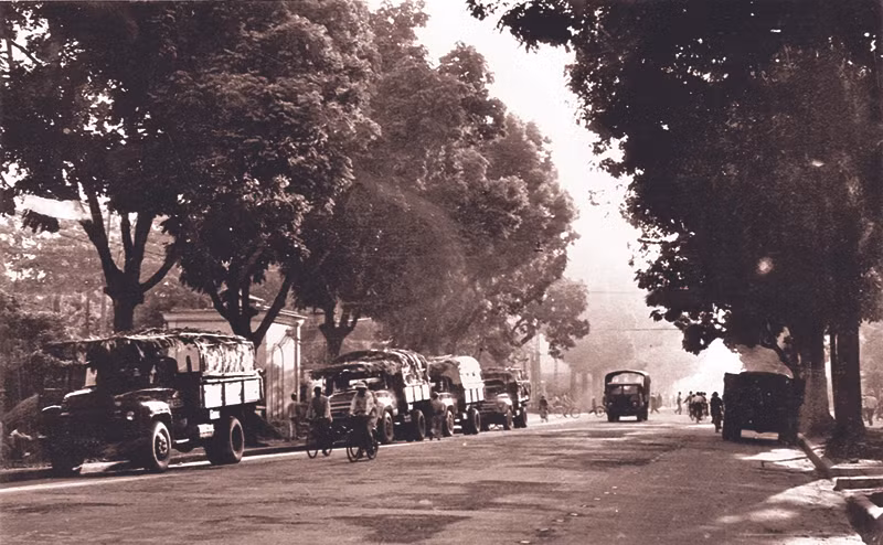 Xe vận tải chuẩn bị đi Nam trên đường Trần Hưng Đạo (1968)