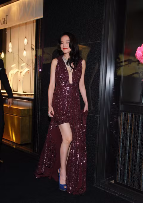 Cô vô cùng xinh đẹp và gợi cảm trong chiếc váy này
