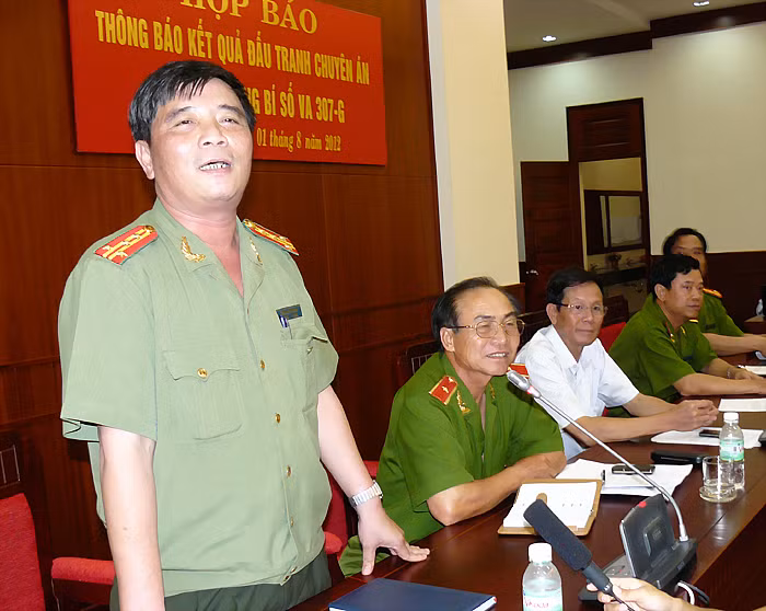 Đại tá Trần Ngọc Khánh - Giám đốc Công an tỉnh Khánh Hòa phát biểu tại cuộc họp báo. Ảnh: Đình Quân