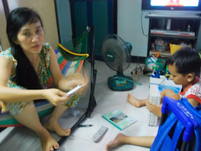 Chị công nhân Mai Thị Út méo mặt lo cho con trai vào lớp 1