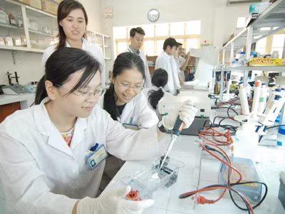 Hệ vừa học vừa làm vẫn quan trọng trong đào tạo nguồn nhân lực Ảnh minh họa của Hồng Vĩnh. Hệ vừa học vừa làm vẫn quan trọng trong đào tạo nguồn nhân lực Ảnh minh họa của Hồng Vĩnh