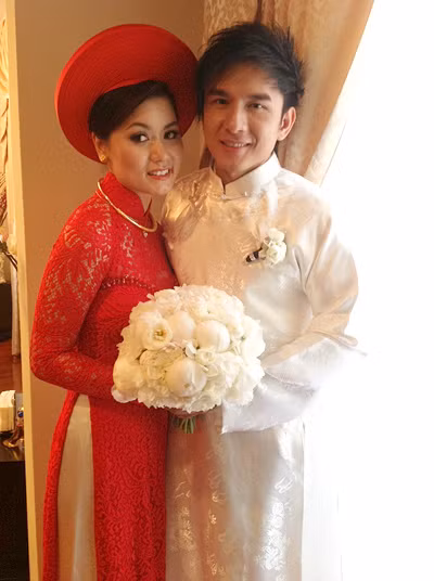 Cô dâu Thủy Tiên e ấp trong chiếc áo dài ren đỏ