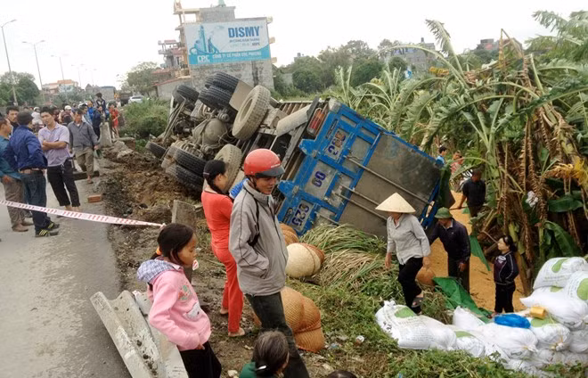 Xe conteiner bị lật trên đường 5 đoạn qua Hải Dương