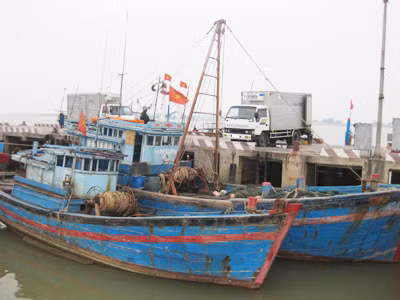 Chuẩn bị ra khơi đánh bắt cá . Chuẩn bị ra khơi đánh bắt cá