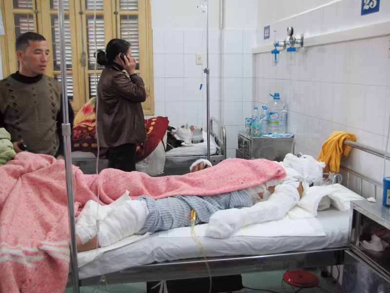 Anh Nguyễn Huy Việt,chủ cửa hàng gas Phú Vinh, bị bỏng 60%, đang nằm điều trị tại Bệnh viện Xanh Pôn. Ảnh: Tuấn Nguyễn. Anh Nguyễn Huy Việt,chủ cửa hàng gas Phú Vinh, bị bỏng 60%, đang nằm điều trị tại Bệnh viện Xanh Pôn. Ảnh: Tuấn Nguyễn
