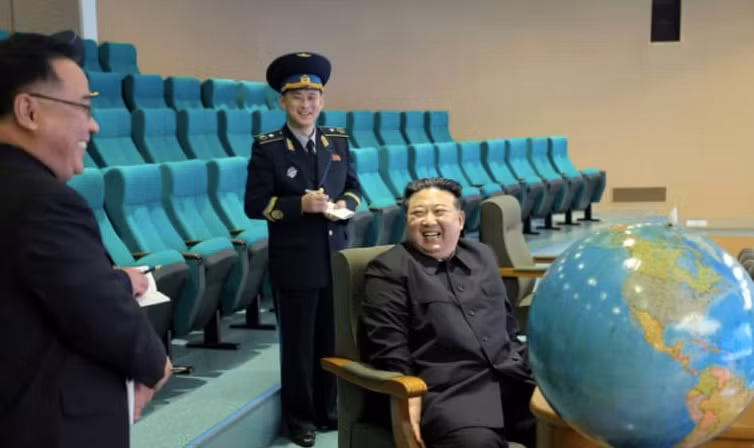 Báo chí Triều Tiên cho biết nhà lãnh đạo Kim Jong Un đã xem ảnh vệ tinh chụp hàng loạt thành phố của Hàn Quốc có căn cứ quân sự Mỹ. (Ảnh: KCNA)