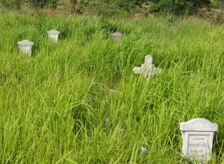 Những ang thờ người chết vì tai nạn trên đoạn đường trước trường bắn.