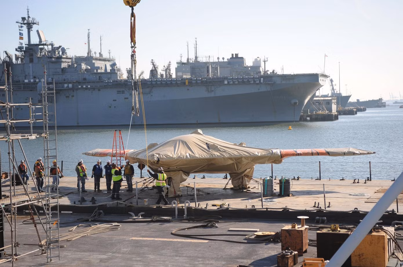 Hải quân Mỹ đưa máy bay không người lái X-47B lên tàu sân bay. Hải quân Mỹ đưa máy bay không người lái X-47B lên tàu sân bay