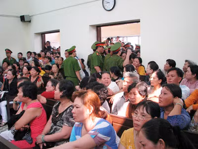 Phiên tòa xét xử bà Trần Thúy Liễu thu hút sự quan tâm của đông đảo người dân. Phiên tòa xét xử bà Trần Thúy Liễu thu hút sự quan tâm của đông đảo người dân