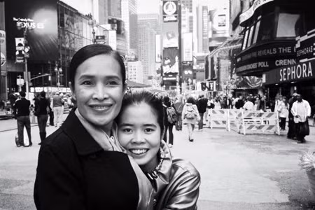 Loch chụp ảnh cùng bà Somaly Mam trong chuyến thăm New York (Mỹ). Bà Mam là người thành lập ra tổ chức Somaly Mam chuyên giúp đỡ các cô gái từng lầm lỡ hoặc bị đưa đẩy đến nhà thổ. Loch chụp ảnh cùng bà Somaly Mam trong chuyến thăm New York (Mỹ). Bà Mam là người thành lập ra tổ chức Somaly Mam chuyên giúp đỡ các cô gái từng lầm lỡ hoặc bị đưa đẩy đến nhà thổ