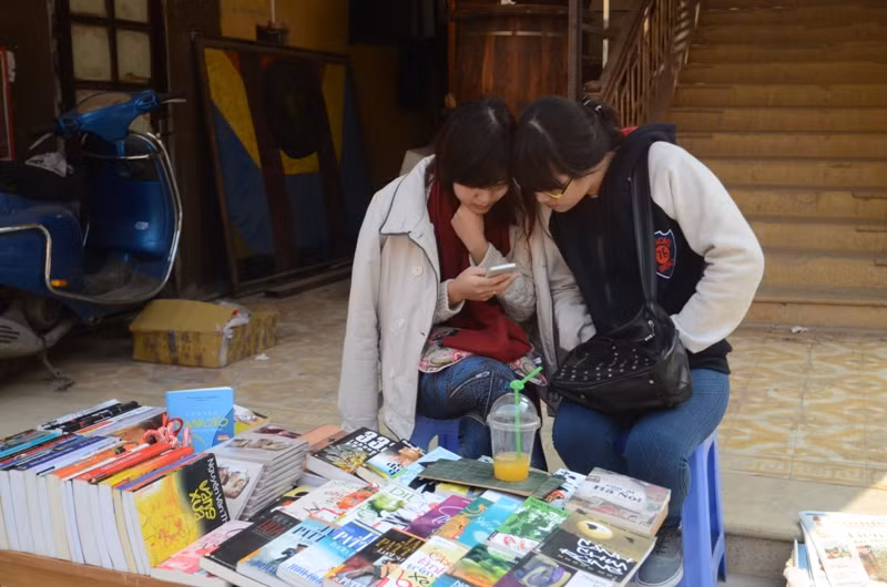 Hai bạn sinh viên bán hàng cho biết: 