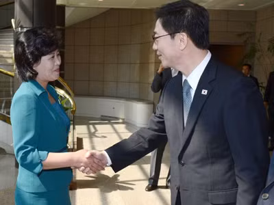 Trưởng đoàn đàm phán Triều Tiên Kim Song-hae (trái) bắt tay người đồng nhiệm Hàn Quốc Chun Hae-sung trước phiên đàm phán cấp chuyên gia hôm qua. Ảnh: Yonhap