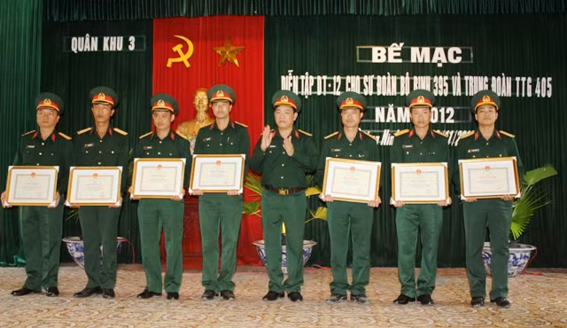 Ban tổ chức trao thưởng cho các tập thể, cá nhân hoàn thành xuất sắc nhiệm vụ diễn tập