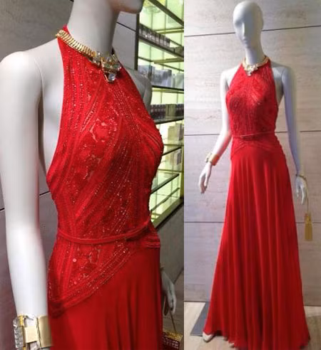 Bộ váy Elie Saab đỏ cổ yếm được Ngọc Trinh đặt mua từ Pháp. Bộ váy Elie Saab đỏ cổ yếm được Ngọc Trinh đặt mua từ Pháp