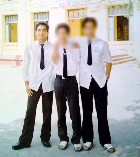 Nghĩa (ngoài cùng bên trái) và hai người bạn thân, trong đó có nhân vật H