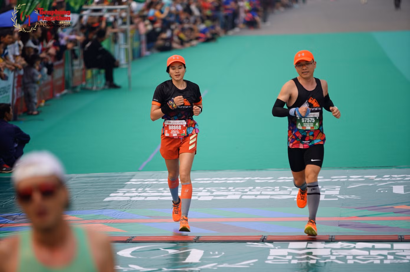VĐV Nguyễn Thị Hưởng (trái) trên đường chạy Tiền Phong Marathon Lai Châu.