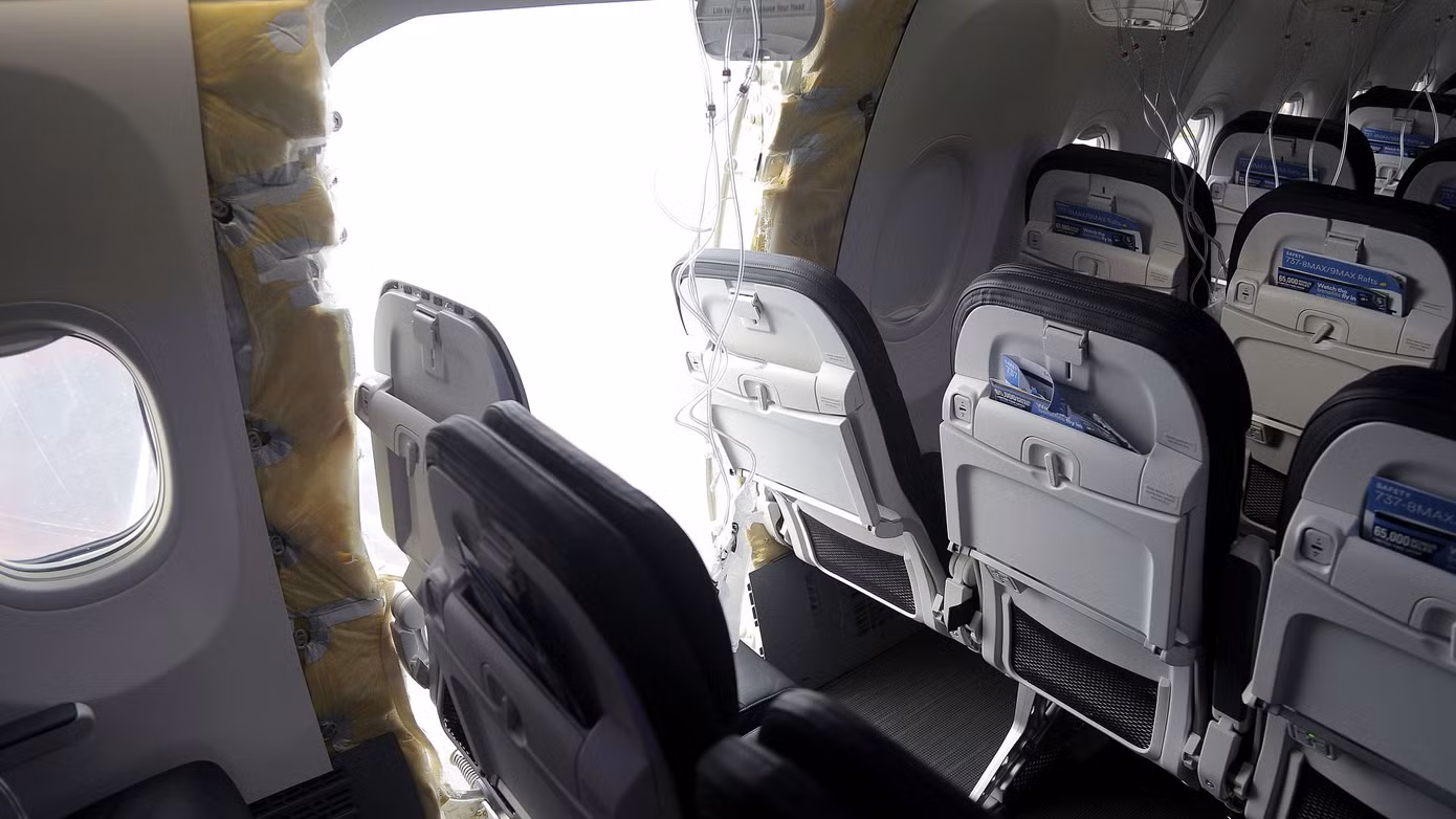 Máy bay Boeing 737 Max-9 của Alaska Airlines bị rơi tấm bịt cửa ngày 5/1.