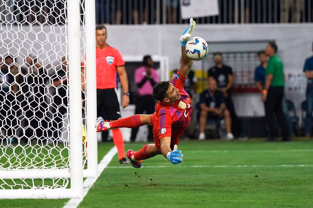Martinez tiếp tục đóng vai người hùng giải cứu Messi và Argentina Martinez tiếp tục đóng vai người hùng giải cứu Messi và Argentina