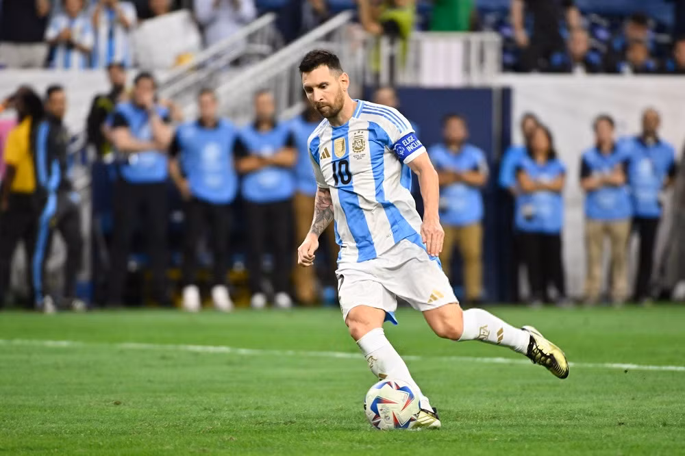 Messi sút hỏng 11m khiến Argentina suýt bị loại sớm Messi sút hỏng 11m khiến Argentina suýt bị loại sớm