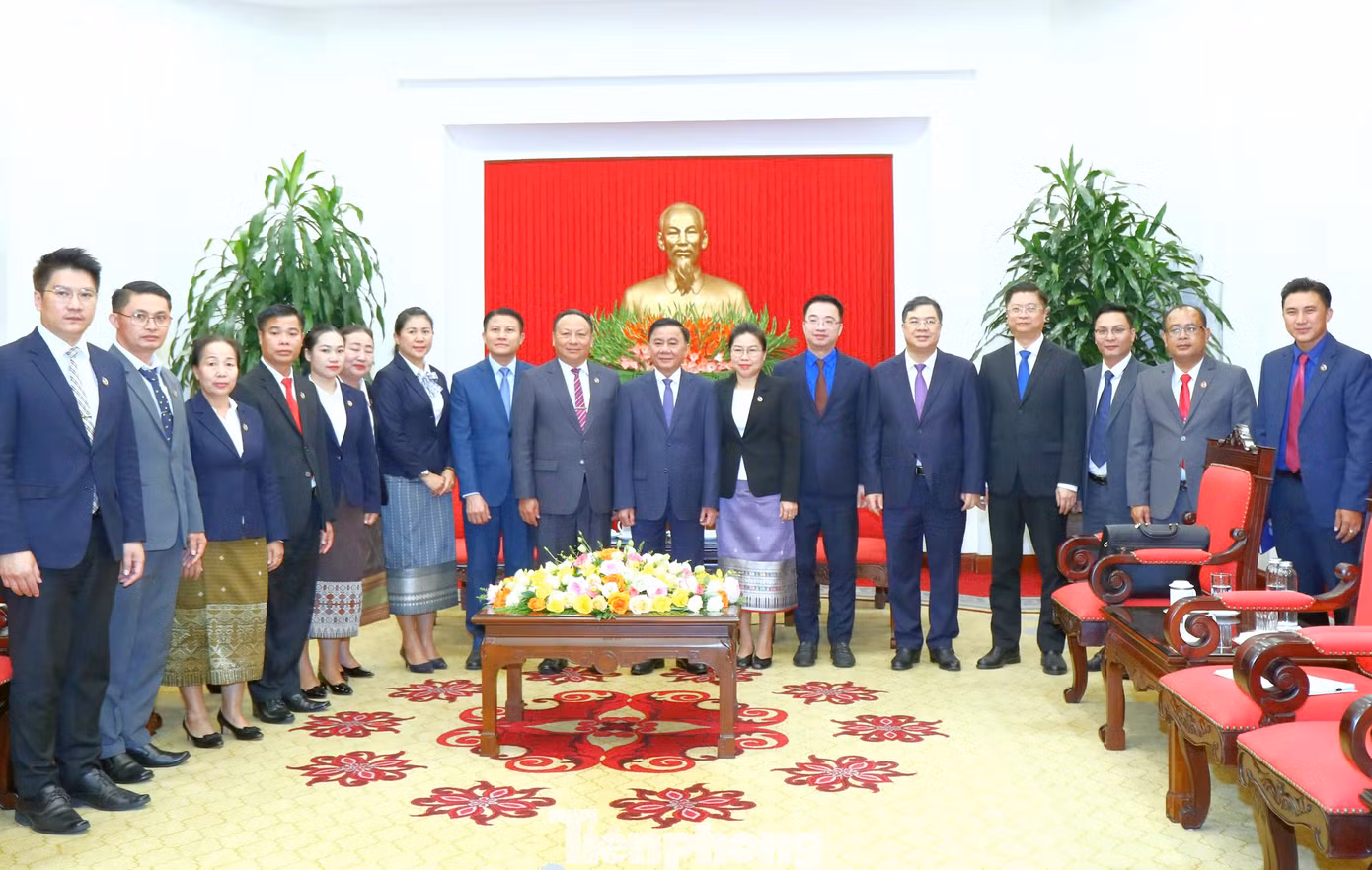 Thường trực Ban Bí thư Trần Cẩm Tú, anh Nguyễn Tường Lâm và đoàn đại biểu T.Ư Đoàn TNNDCM Lào chụp ảnh tại buổi tiếp. Ảnh: Vương Bảo Anh