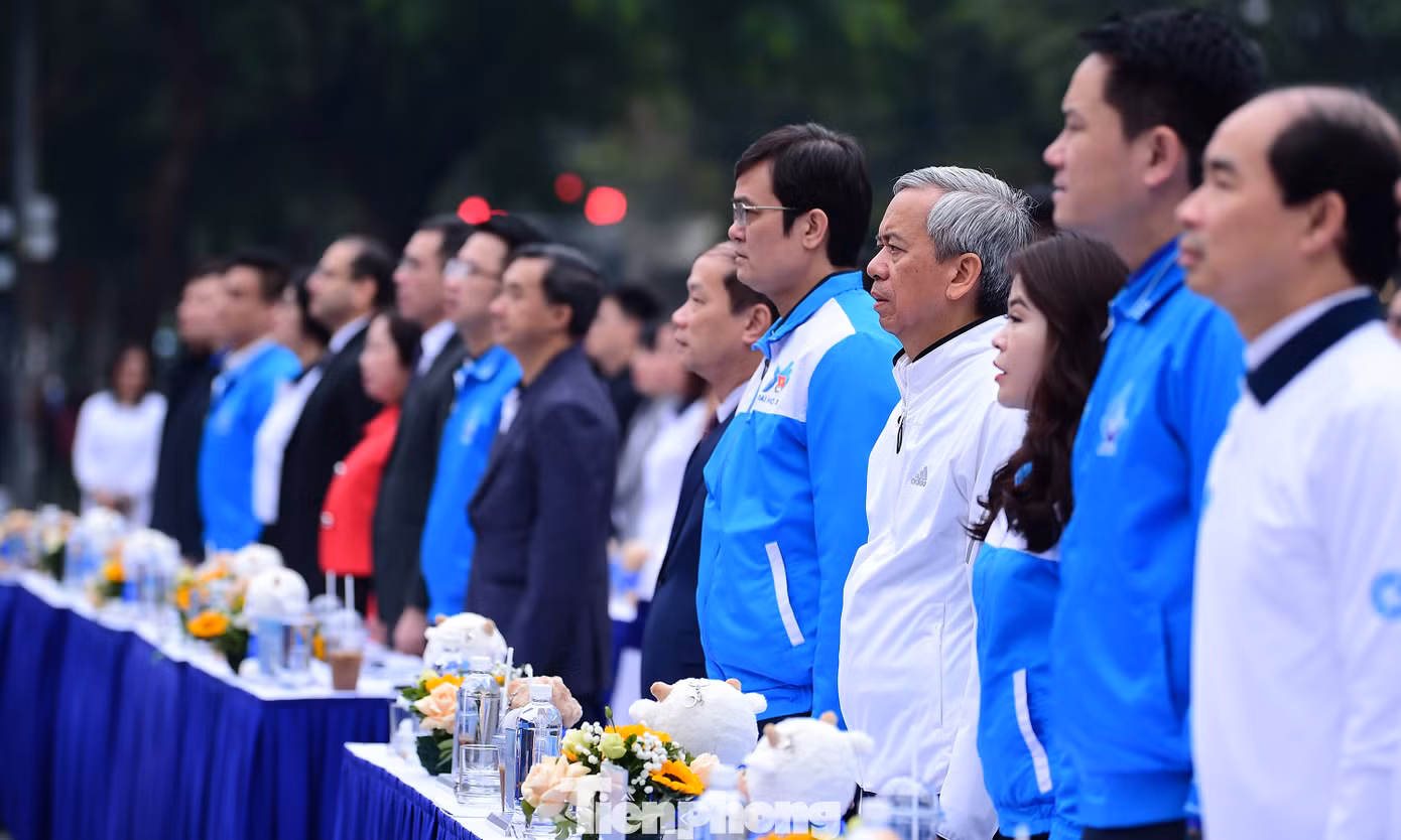 Tham gia lễ chào cờ "Tôi yêu Tổ quốc tôi" tại Hà Nội có lãnh đạo T.Ư Đoàn, T.Ư Hội LHTN Việt Nam và Bộ Y tế, cùng đông đảo đoàn viên, hội viên, thanh niên Thủ đô.