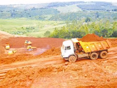 Công trường khai thác quặng alumin tại Đăk Nông. Ảnh: Hoàng Thiên Nga Công trường khai thác quặng alumin tại Đăk Nông. Ảnh: Hoàng Thiên Nga