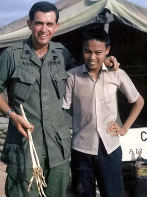 Bác sĩ Sam Axelrad và ông Nguyễn Quang Hùng lúc ở bệnh xá An Túc năm 1966 (ảnh tư liệu)