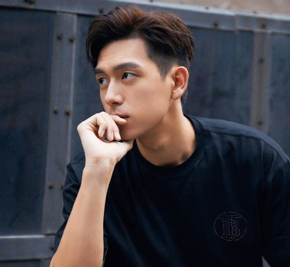 23. Lý Hiện là nam diễn viên Trung Quốc. Năm 2019, Lý Hiện được biết đến rộng rãi với vai Hàn Thương Ngôn trong bộ phim "Thân Ái, Nhiệt Ái" (Cá mực hầm mật).