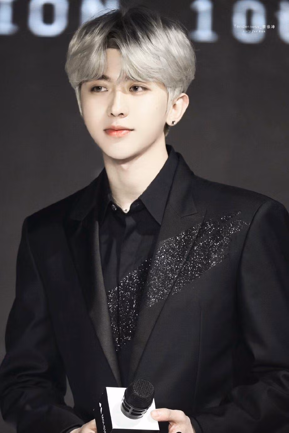 12. Thái Từ Khôn là nam ca sĩ, rapper, nhạc sĩ, nhà sản xuất âm nhạc, DJ người Trung Quốc; cựu thành viên, center kiêm trưởng nhóm Nine Percen. Anh từng vướng tin đồn hẹn hò với Lisa (Black Pink), AngelaBaby.