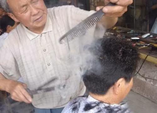 Ông Wang cho biết nếu tóc quá dài, ông sẽ dùng các thanh sắt này để cắt ngắn như khách hàng mong muốn. Ngoài ra, nếu khách muốn sở hữu một mái tóc uốn cong, phương pháp này cũng rất hiệu quả, giữ cho tóc đạt được độ phồng trong 3 tháng. Ông Wang cho biết nếu tóc quá dài, ông sẽ dùng các thanh sắt này để cắt ngắn như khách hàng mong muốn. Ngoài ra, nếu khách muốn sở hữu một mái tóc uốn cong, phương pháp này cũng rất hiệu quả, giữ cho tóc đạt được độ phồng trong 3 tháng