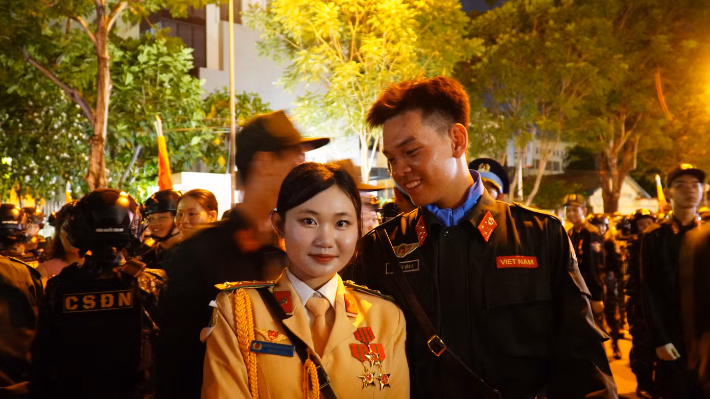 Cả Như Quỳnh và Đức Việt đều không thể giấu được niềm tự hào và hạnh phúc khi diễu binh, diễu hành trong tiếng động viên của người dân.