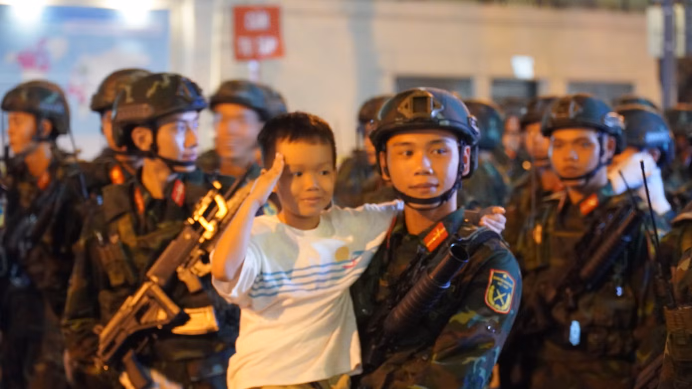 Ký ức về những ngày tháng 4 không chỉ có sự hào hùng của những chiến công lịch sử, mà còn là khoảnh khắc giao lưu giữa những chiến sĩ và thế hệ tương lai của đất nước. Ảnh: Bảo Ngọc Ký ức về những ngày tháng 4 không chỉ có sự hào hùng của những chiến công lịch sử, mà còn là khoảnh khắc giao lưu giữa những chiến sĩ và thế hệ tương lai của đất nước. Ảnh: Bảo Ngọc