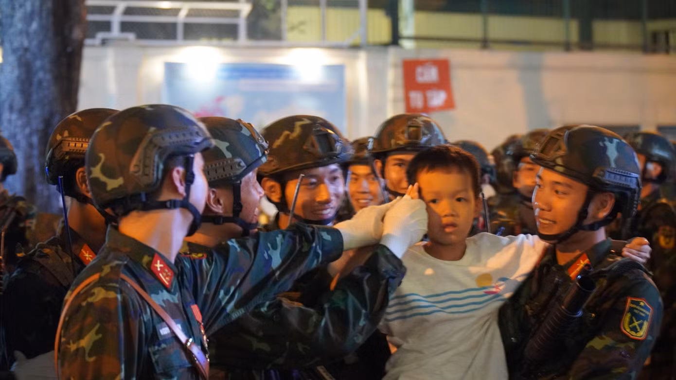 Ký ức về những ngày tháng 4 không chỉ có sự hào hùng của những chiến công lịch sử, mà còn là khoảnh khắc giao lưu giữa những chiến sĩ và thế hệ tương lai của đất nước. Ảnh: Bảo Ngọc Ký ức về những ngày tháng 4 không chỉ có sự hào hùng của những chiến công lịch sử, mà còn là khoảnh khắc giao lưu giữa những chiến sĩ và thế hệ tương lai của đất nước. Ảnh: Bảo Ngọc