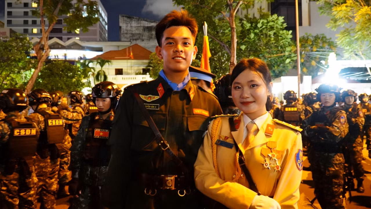 Cả Như Quỳnh và Đức Việt đều không thể giấu được niềm tự hào và hạnh phúc khi diễu binh, diễu hành trong tiếng động viên của người dân.