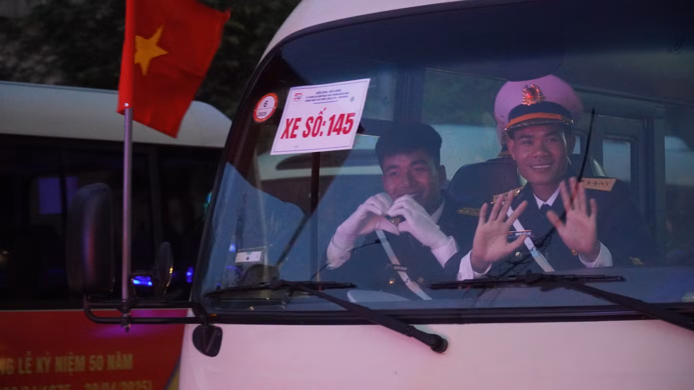 Bên cạnh tập trung tại tuyến đường diễu binh, diễu hành chính, người dân còn tập trung đông đảo tại khu vực đường Đinh Tiên Hoàng (chân cầu Ba Son) để chào đón những đoàn xe chở các chiến sĩ. Ảnh: Bảo Ngọc Bên cạnh tập trung tại tuyến đường diễu binh, diễu hành chính, người dân còn tập trung đông đảo tại khu vực đường Đinh Tiên Hoàng (chân cầu Ba Son) để chào đón những đoàn xe chở các chiến sĩ. Ảnh: Bảo Ngọc