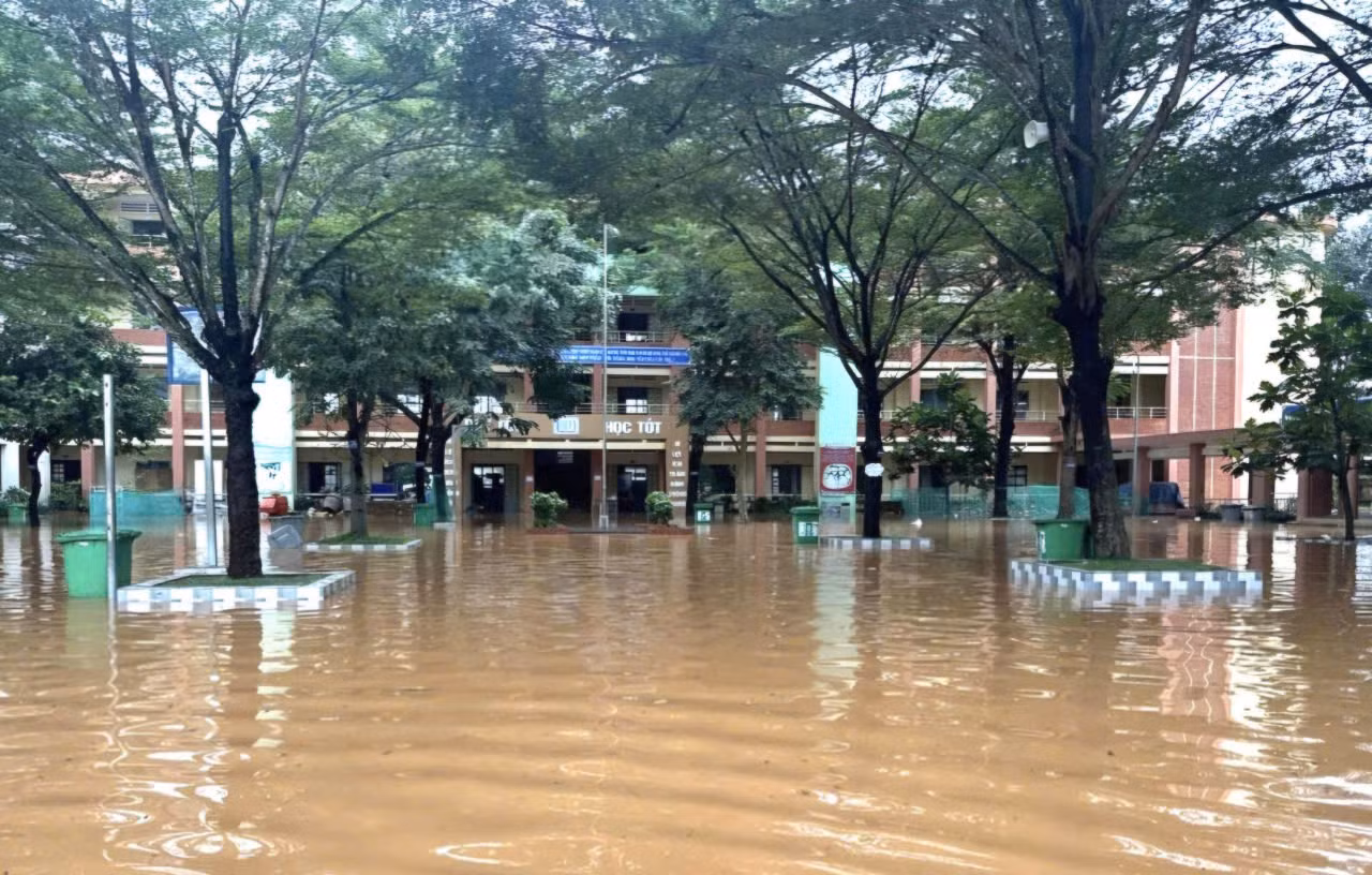 Trường THCS Phước Tân 1 ngập nước, học sinh phải nghỉ học