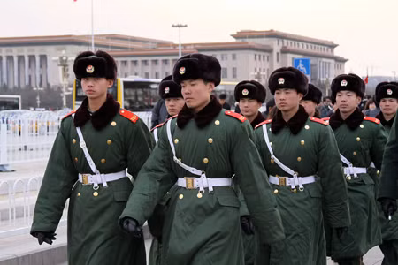 Binh sĩ Trung Quốc mặc quân phục đông khi làm nhiệm vụ