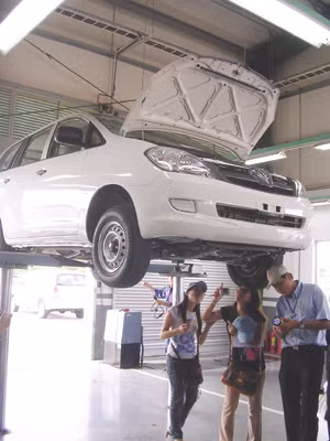 Kiểm tra động cơ xe Innova bị bỏ quên nhiều năm tại cảng Hải Phòng của TMV năm 2008	Ảnh: Đức Nam