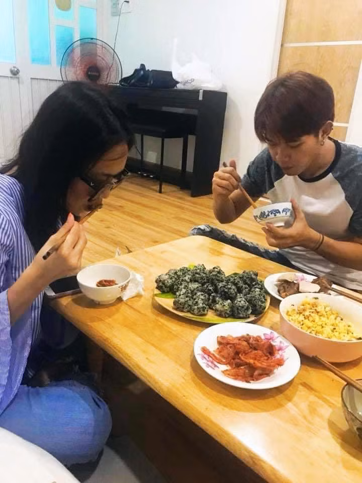 Tiến Luật đăng bài chúc mừng nhưng không quên "bóc phốt" hai người em của mình. Tiến Luật đăng bài chúc mừng nhưng không quên "bóc phốt" hai người em của mình.