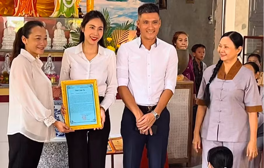Thuỷ Tiên - Công Vinh tiếp tục hành trình thiện nguyện sau khi được cơ quan điều tra khẳng định vợ chồng cô không ăn chặn tiền từ thiện. Thuỷ Tiên - Công Vinh tiếp tục hành trình thiện nguyện sau khi được cơ quan điều tra khẳng định vợ chồng cô không ăn chặn tiền từ thiện.