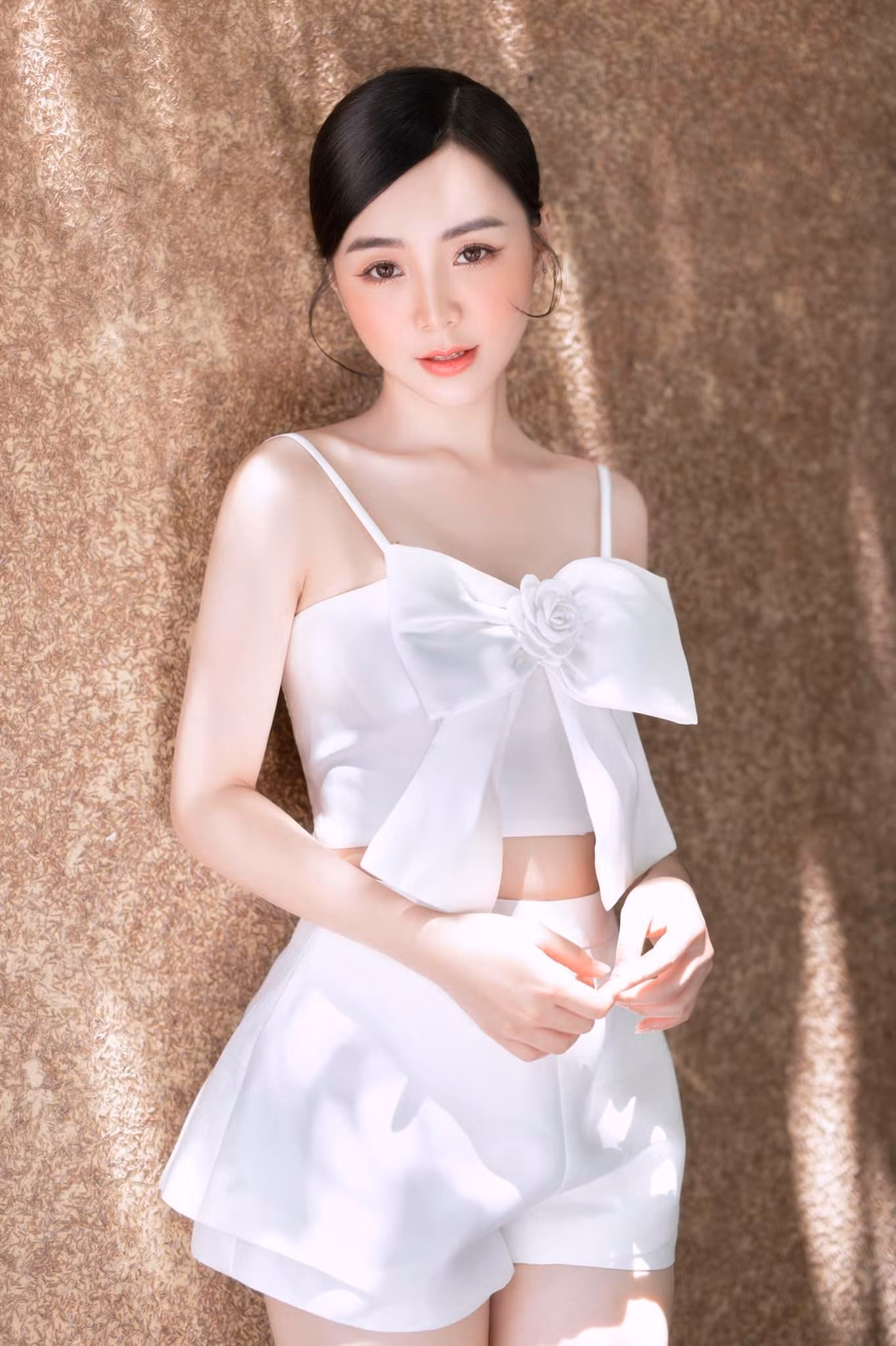 Quỳnh Kool ngoài đời thực thường chọn những bộ cánh quyến rũ, có gam màu tươi sáng.